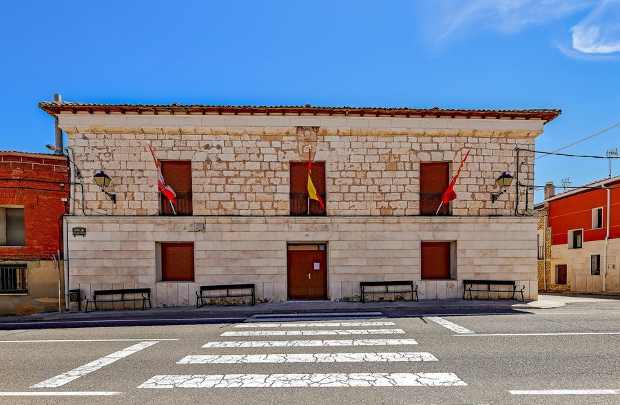 File:Ayuntamiento de La Horra.jpg