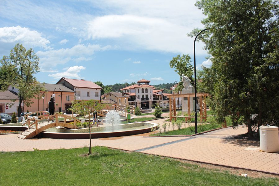 Zentraler Platz im Dorf Chavdar in Bulgarien