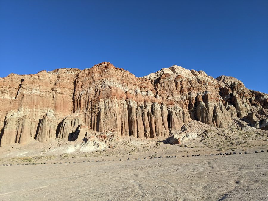 Herbstliche Berglandschaft der Eastern Sierra in Kalifornien.