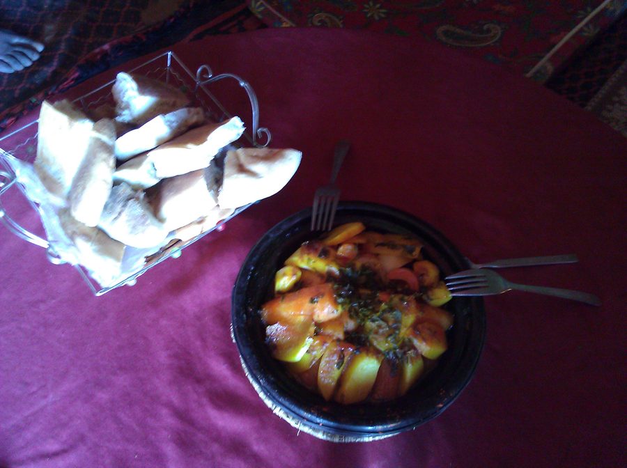Tajine zum Mittagessen in Zagora, Marokko
