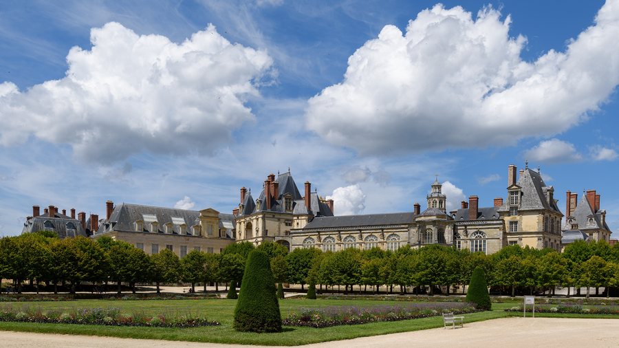 File:Château de Fontainebleau, France 17 juillet 2017.jpg