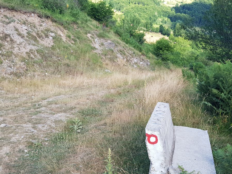 Berglandschaft bei Plav in Montenegro mit Gipfeln des Peaks-of-the-Balkans-Gebiets
