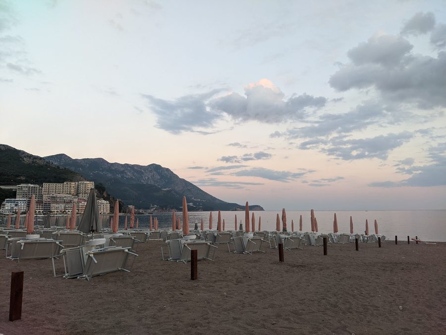 Strand von Bečići in Montenegro bei Sonnenuntergang