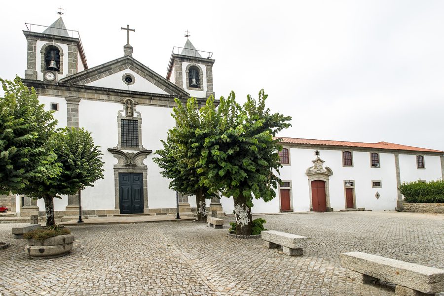 Mosteiro de Vilela, com a igreja e os antigos edifícios monásticos