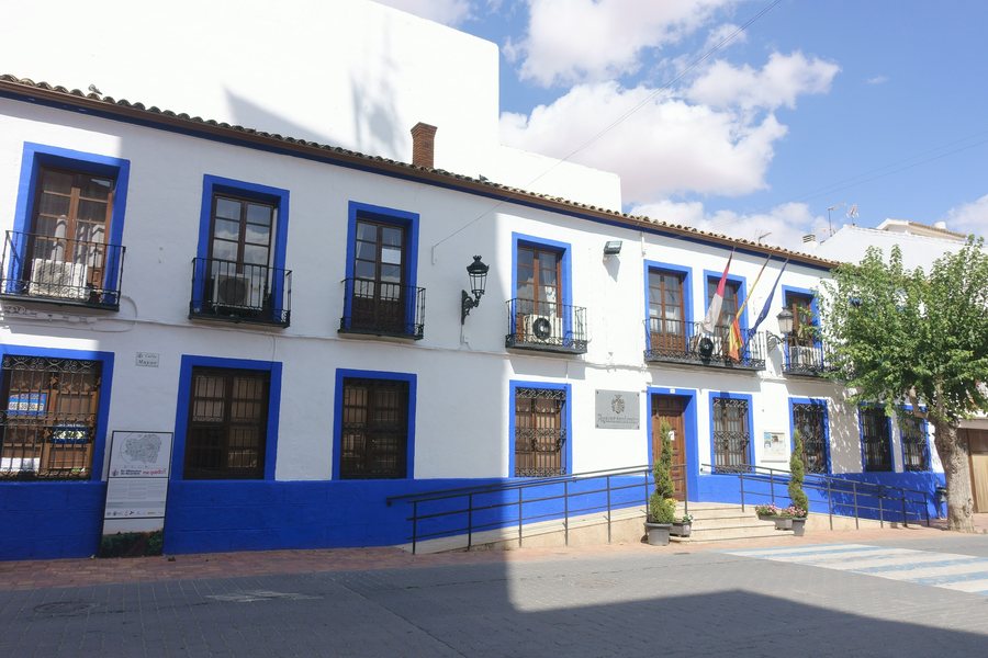 File:Ayuntamiento de Villanueva de Alcardete.jpg