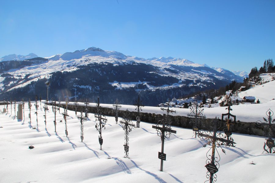 Kirche St. Zeno und Friedhof in Ladir im Winter