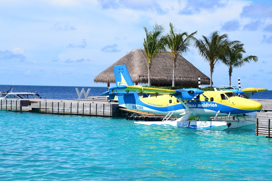 Wasserflugzeug auf dem Weg zu einer Insel auf den Malediven