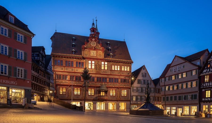 Tübinger Marktplatz mit historischem Rathaus in der blauen Stunde