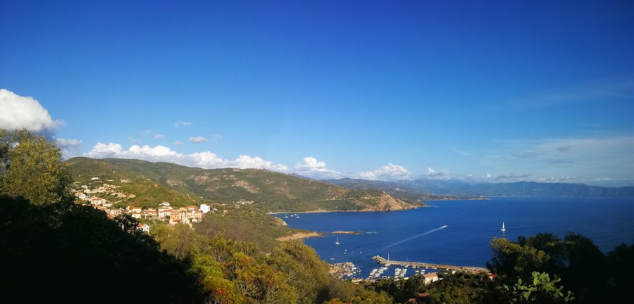 Blick über den Golfe de Pero an der Küste bei Cargèse.