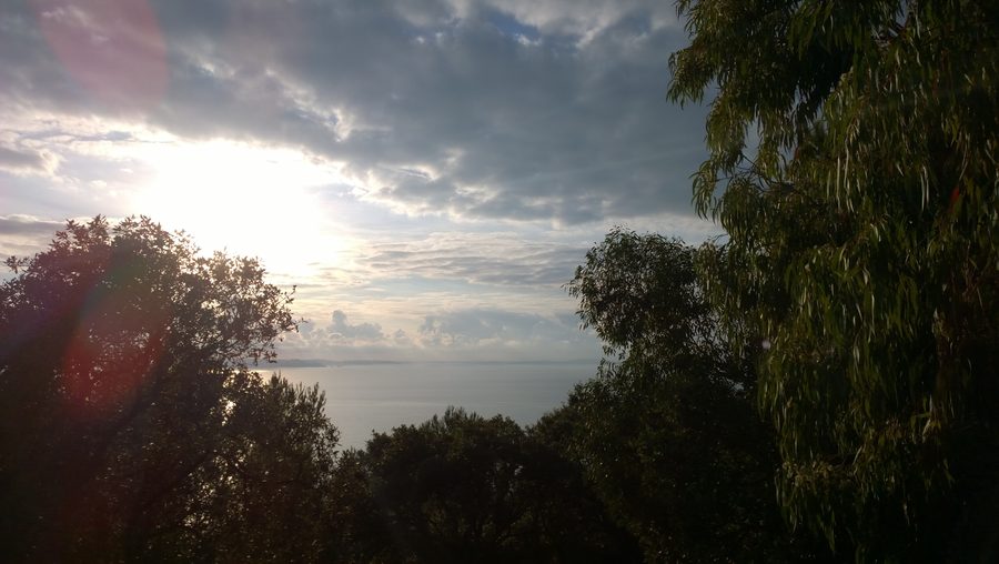 Blick vom Sémaphore du Cap Bénat auf Giens und Porquerolles über die Mittelmeerküste
