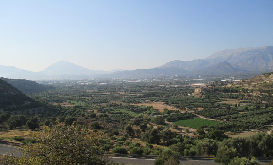 Blick über die Messara-Ebene auf Kreta vom Palast von Phaistos