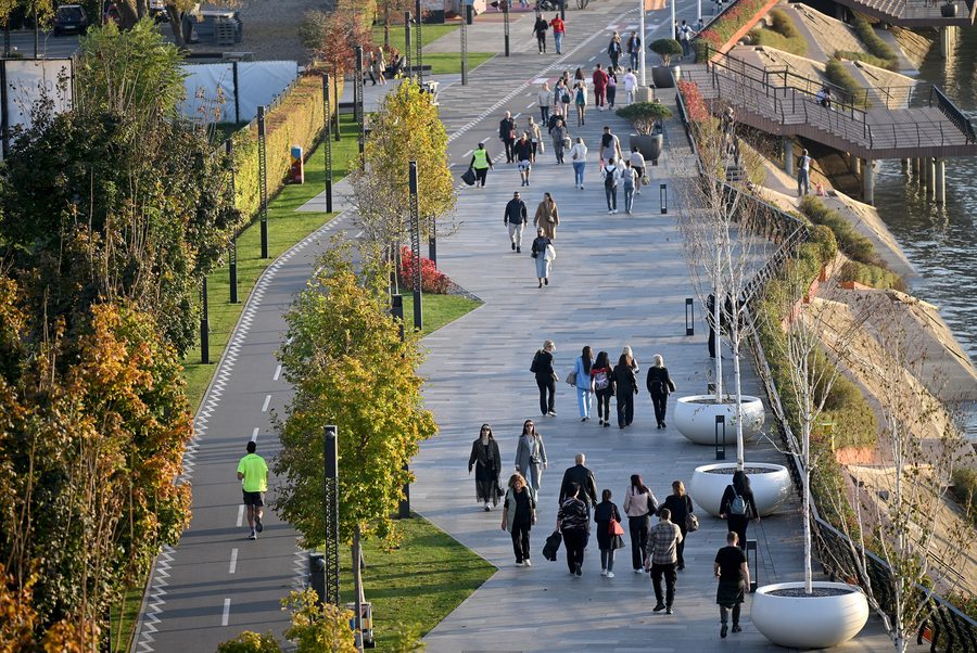 Menschen spazieren an der Save-Promenade in Belgrad