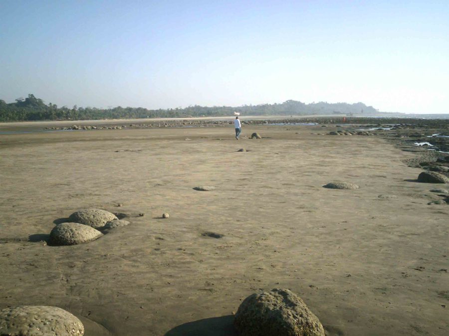Sandstrand und felsige Küste am Inani Beach bei Cox's Bazar