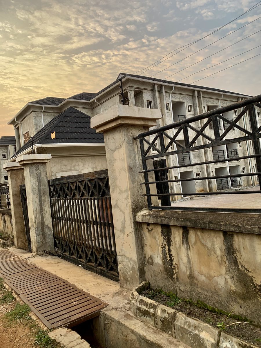 Straße in Ogbomosho bei Sonnenuntergang