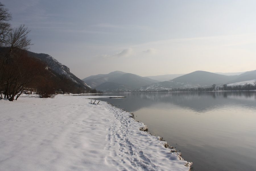 Blick von Zebegény auf das winterliche Donauknie mit Fluss und bewaldeten Hügeln