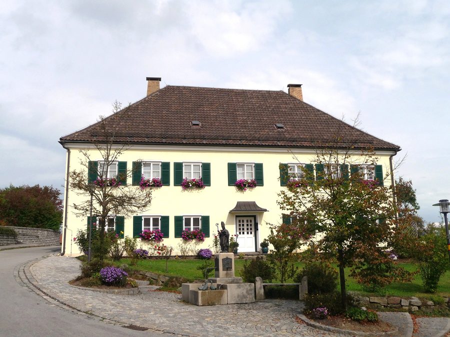 Kirchplatz von Konzell mit dem Pfarrhof