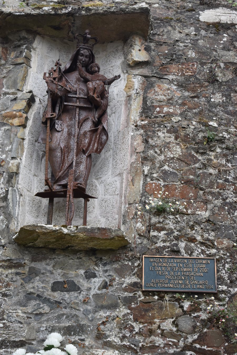 File:Imaxe da Virxe do Carme e placa no muro da igrexa de Ouces, Bergondo.jpg