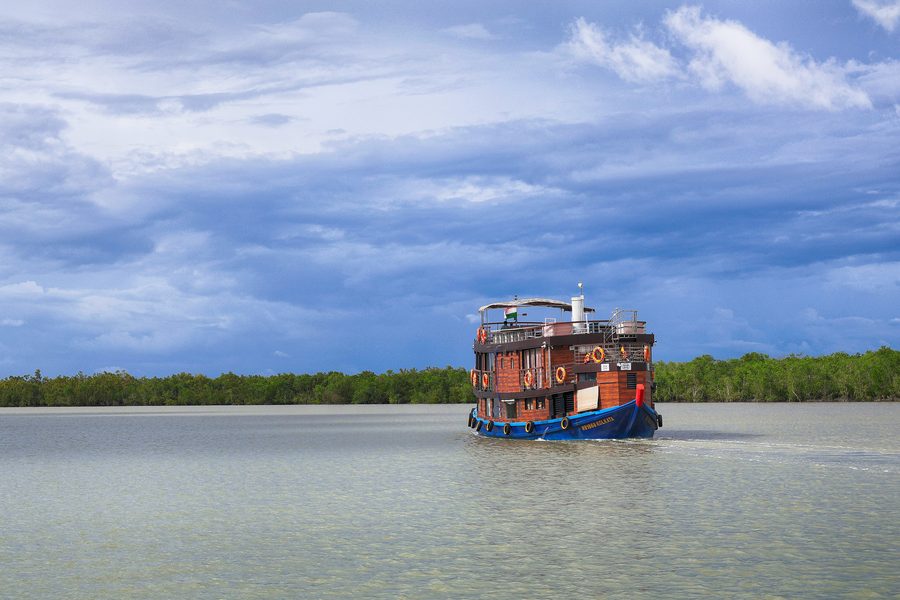 Touristenboot in den Sundarbans, Westbengalen, Indien