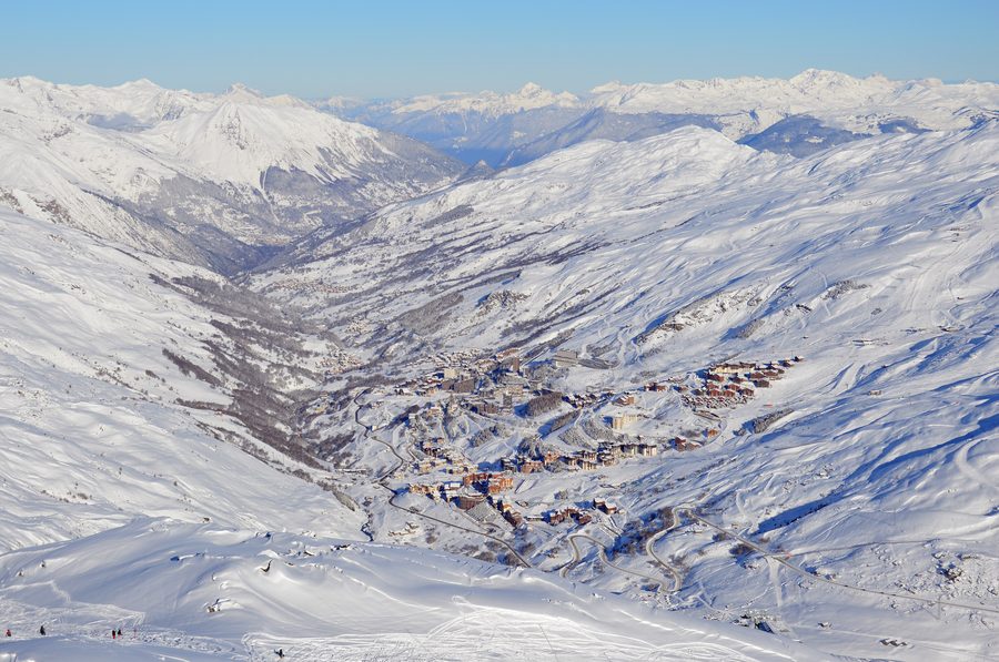 Winterliche Übersicht über Les Menuires und das Belleville-Tal mit kleineren Weilern und alpiner Berglandschaft