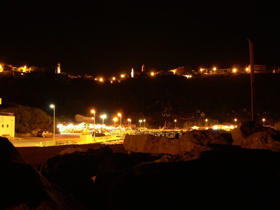 Der Hafen von Cargèse bei Nacht.