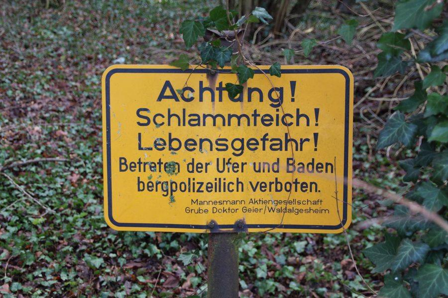 Warnhinweis an einem Schlammteich im Bruchgebiet des ehemaligen Bergwerks Grube Doktor Geier bei Waldalgesheim