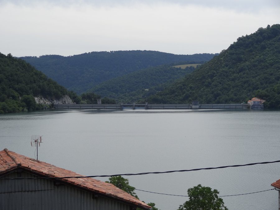 File:Embalse de Eugi.JPG