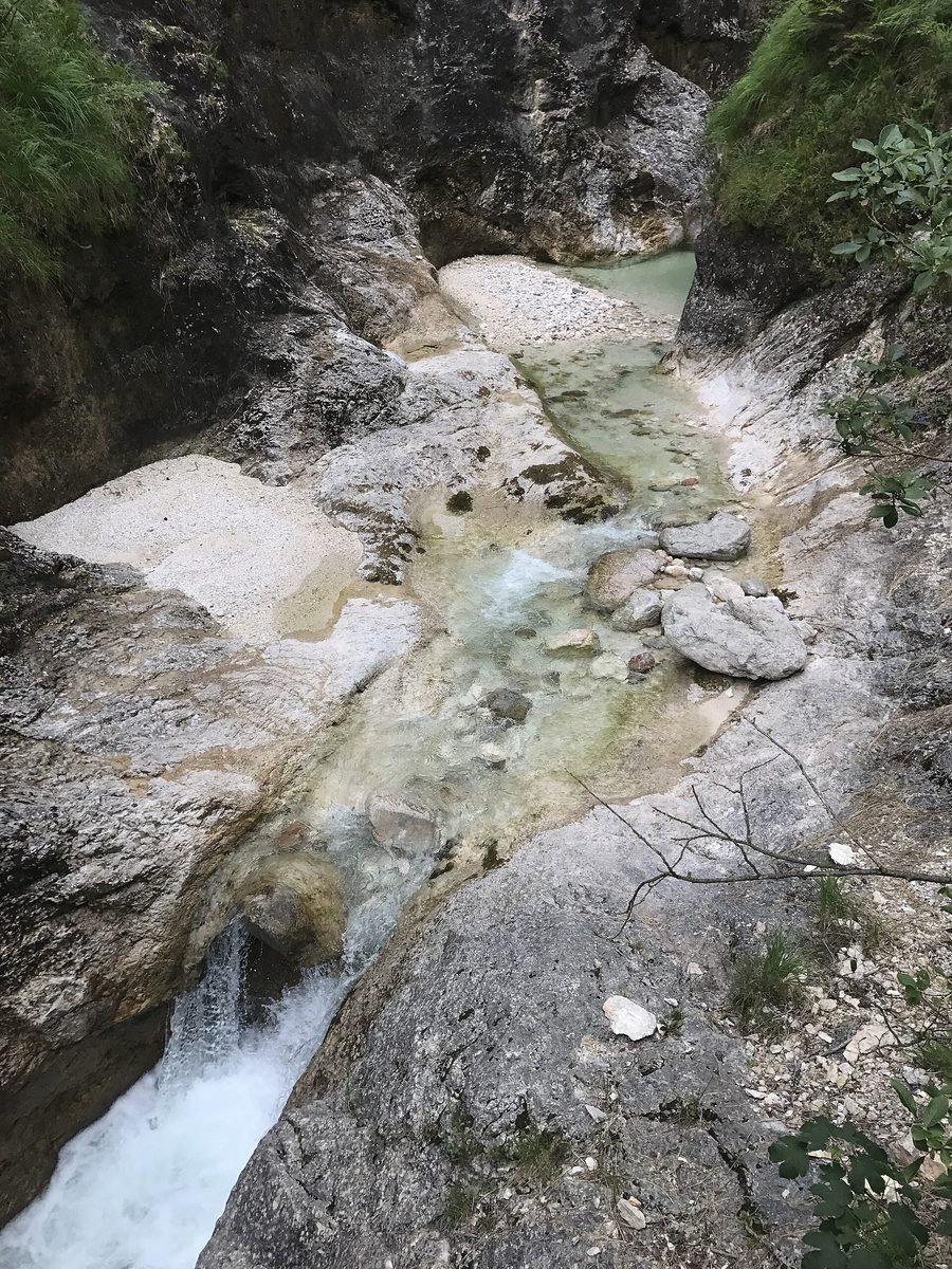 Almbachklamm nahe Marktschellenberg mit Felswänden, Wasserfall und Holzsteg