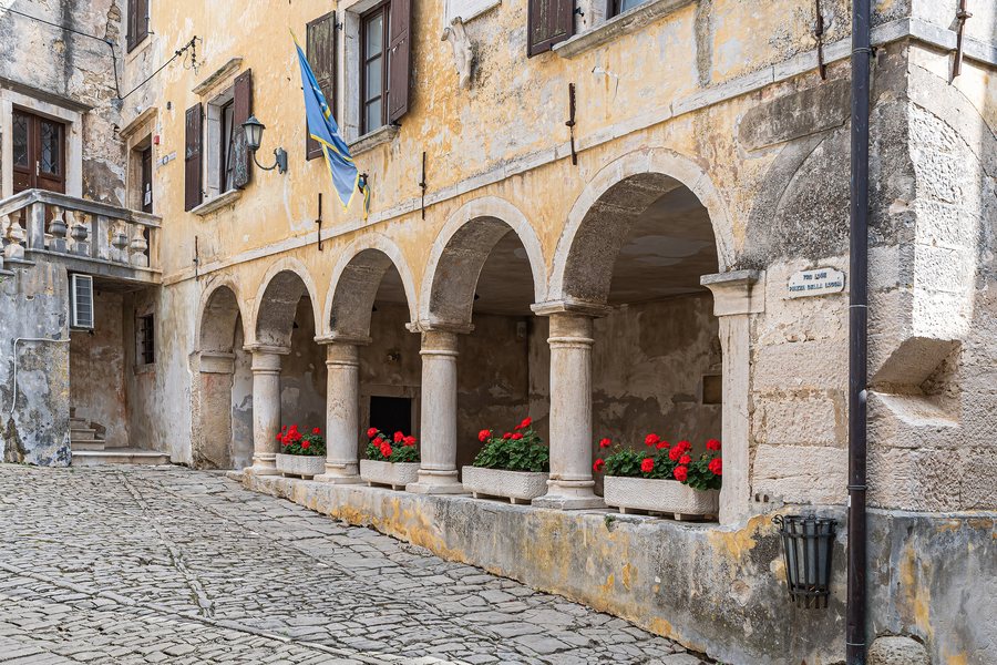 File:Croatia Grožnjan Loggia Trg Lode-1577.jpg
