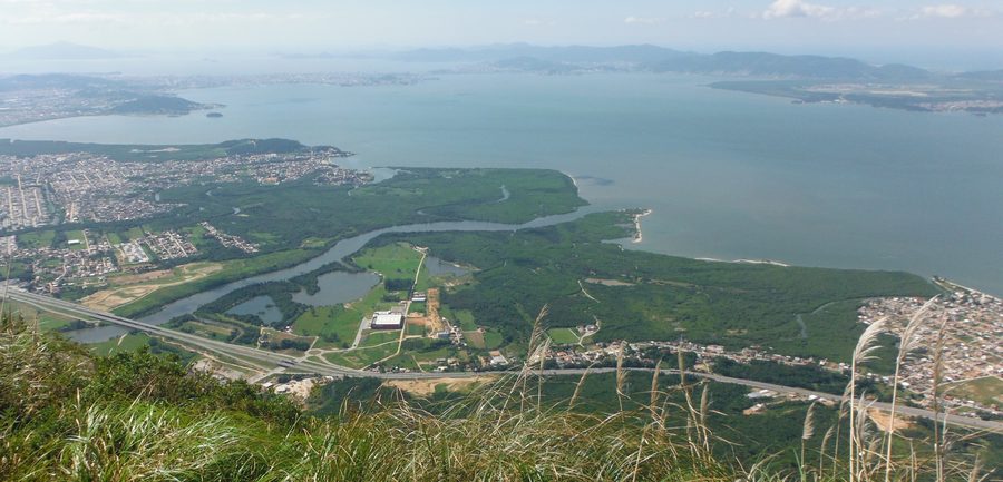 Vista panorâmica da foz do Rio Cubatão do Sul, no município de Palhoça, Santa Catarina
