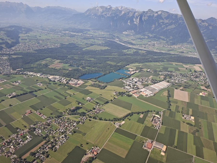 Blick aus der Luft auf Feldkirch, Rankweil und das Vorarlberger Rheintal