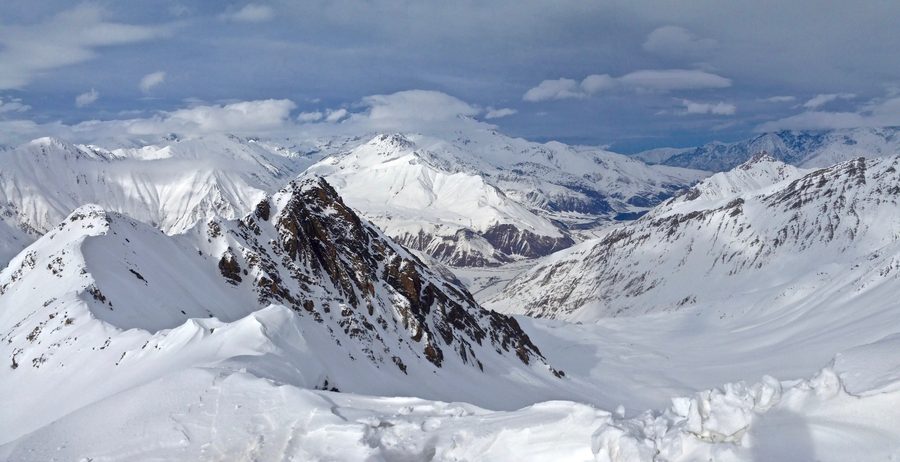 Berglandschaft und Skigebiet von Gudauri in Georgien