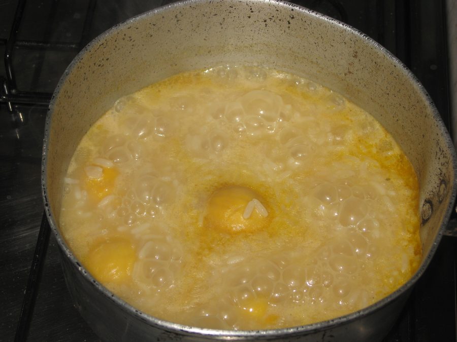 Schale mit arroz com pequi, Reis mit Pequi-Früchten aus der regionalen Küche von Goiás