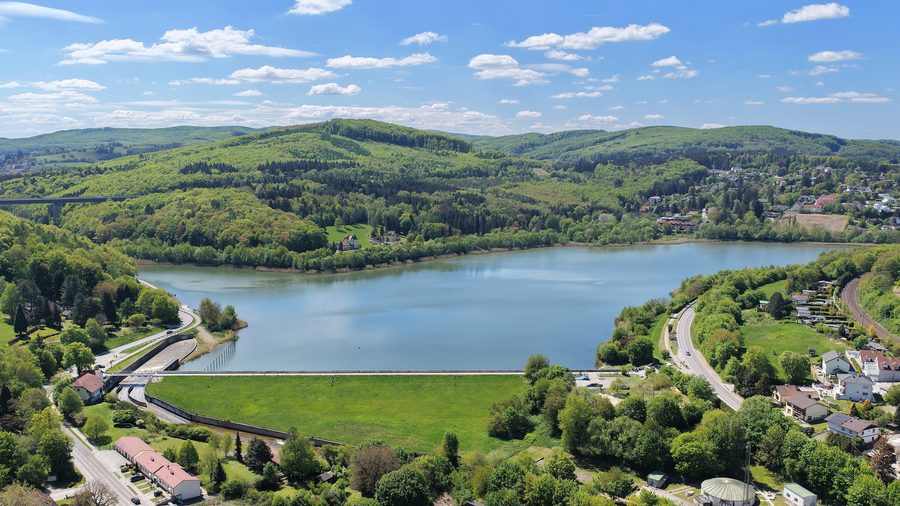 Nordostansicht des Wienerwaldsees in Niederösterreich mit bewaldeter Umgebung