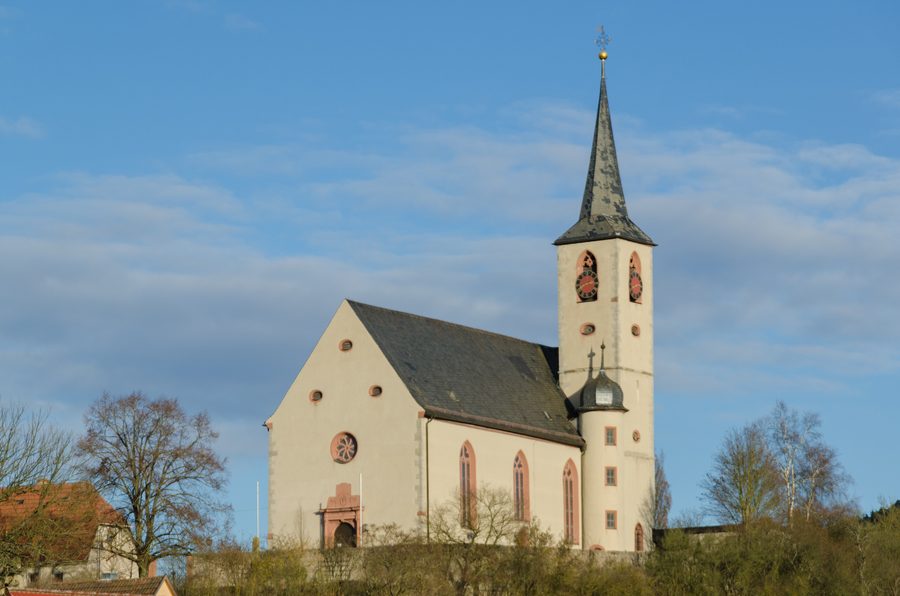 Außenansicht der katholischen Pfarrkirche St. Petrus und Marcellinus in Eußenheim