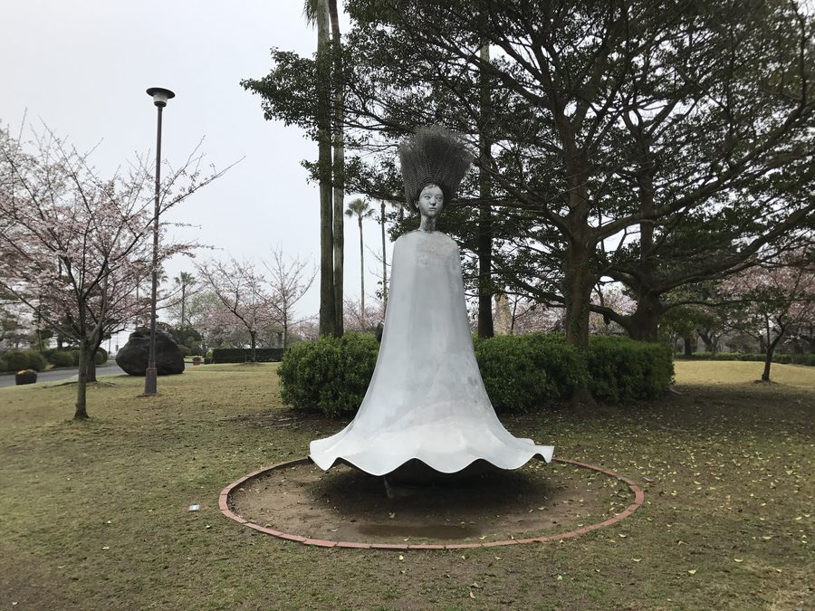 Skulptur „Rocking Doll“ im Tokiwa Park in Ube