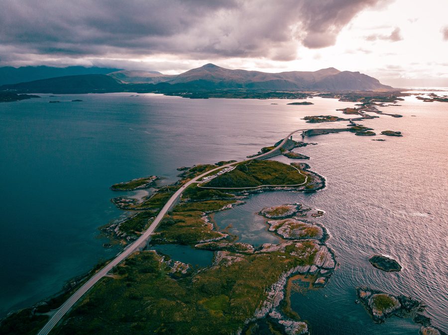 Luftaufnahme der Atlanterhavsvegen mit Brücken und Dämmen zwischen Kårvåg und Groravika in Norwegen