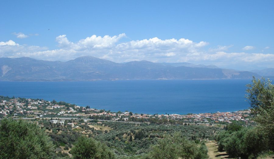 Panoramablick auf Selianítika und Longos am Golf von Korinth