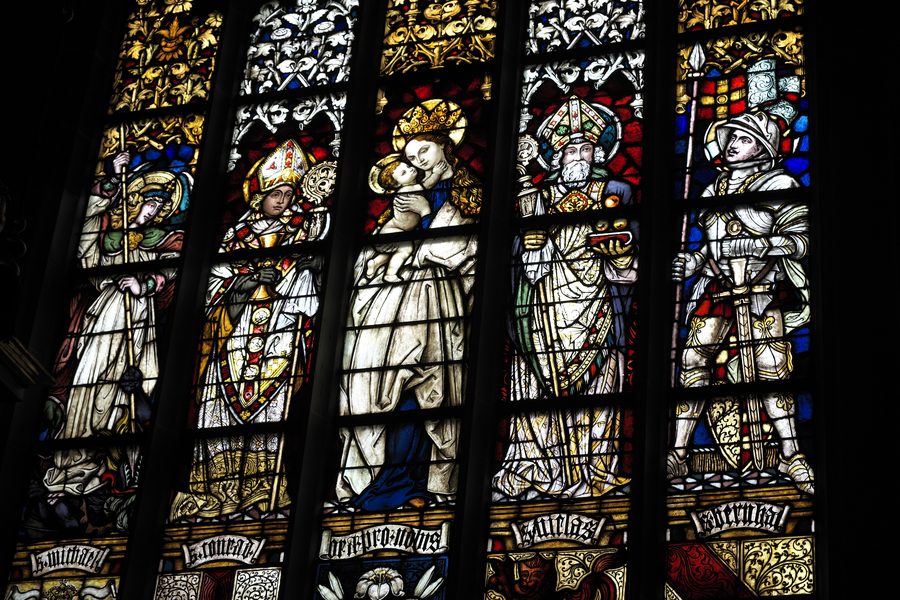 Bleiglasfenster im Münster St. Nikolaus in Überlingen mit Darstellung der Madonna mit Kind