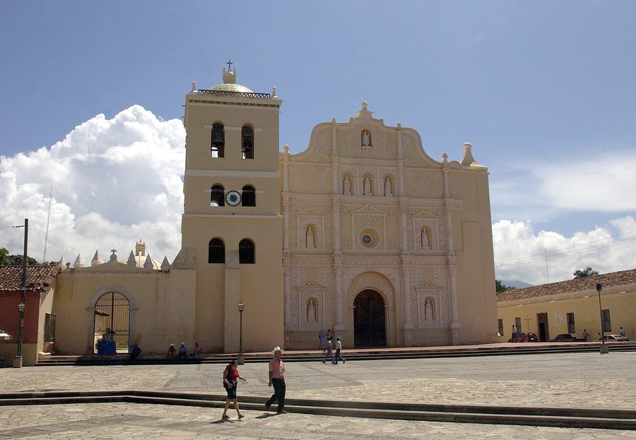 Pareja hondureña cruza la plaza frente a la Catedral de la Inmaculada Concepción de Comayagua