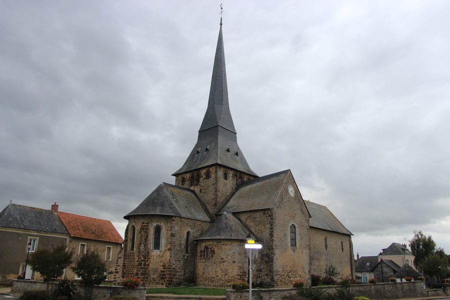 Vue extérieure de l’église Notre-Dame de Chevillé dans la Sarthe