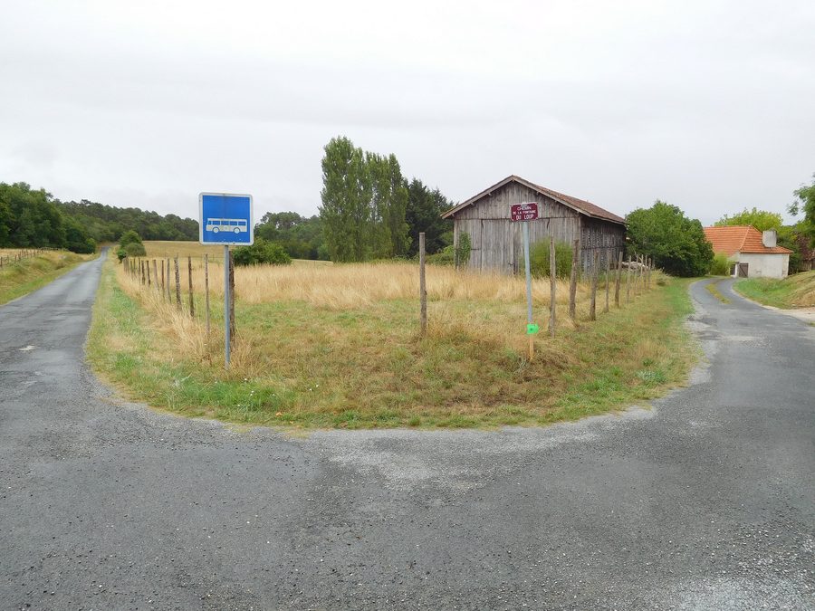 Ländliche Wegkreuzung mit Scheune im Ortsteil Bas Bonnetias von Bosset, Dordogne