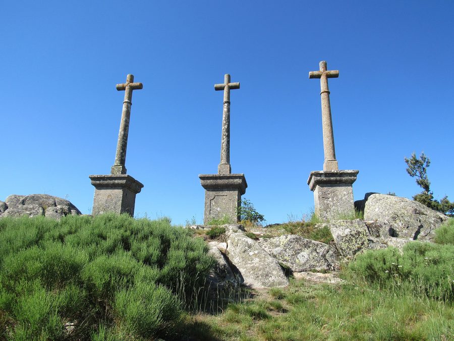 Croix en pierre du calvaire de Montregard