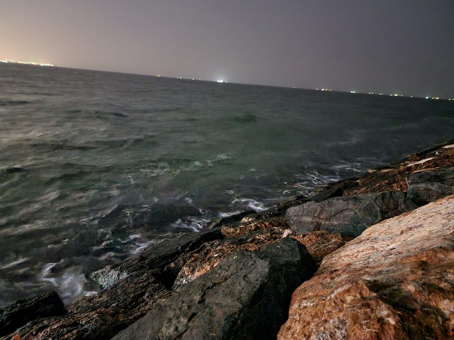 Promenade und Küste der Ajman Corniche in den Vereinigten Arabischen Emiraten