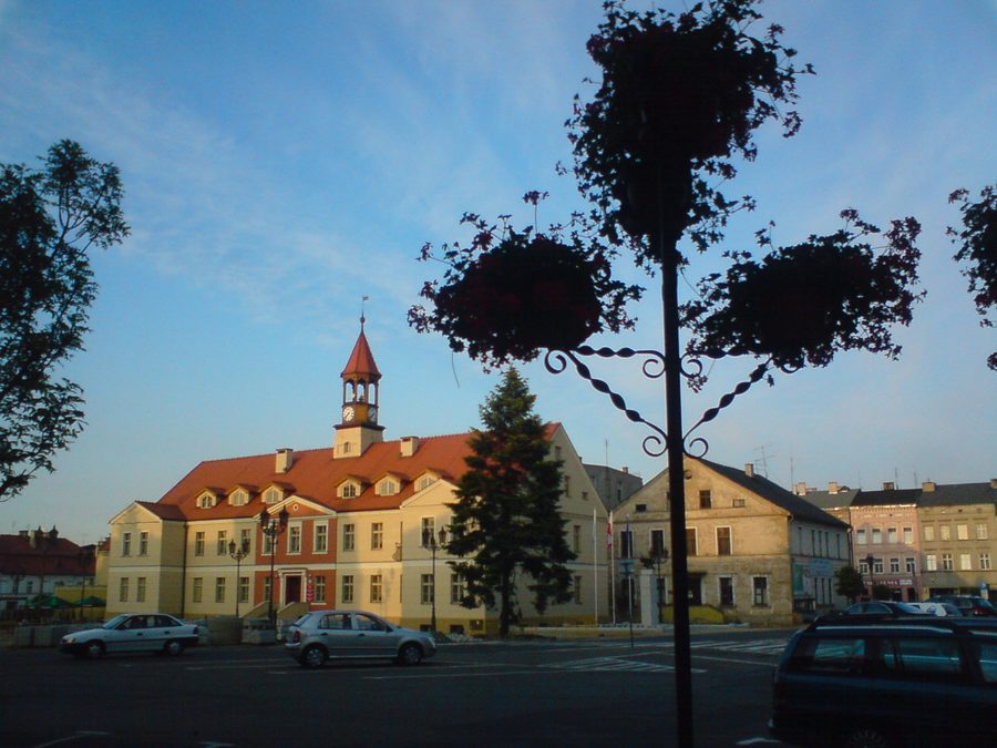 Rathaus und Marktplatz in Kępno, Polen