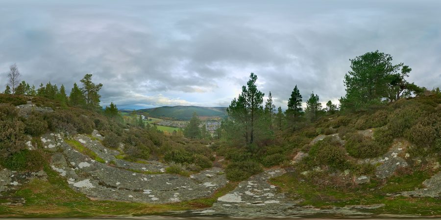Panoramablick vom Craigendarroch über Ballater und den River Dee in Aberdeenshire