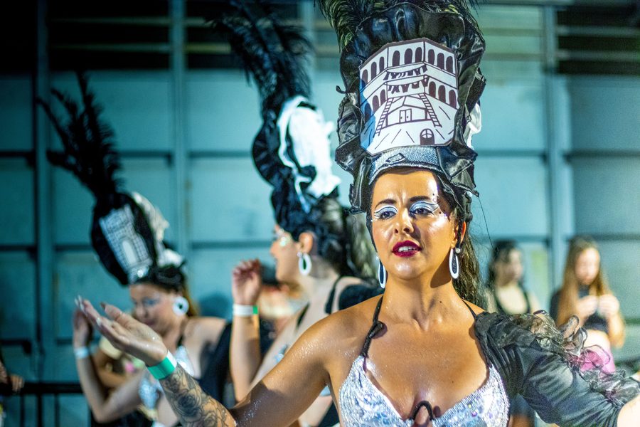Candombe-Gruppen beim Llamadas-Umzug im Barrio Sur von Montevideo