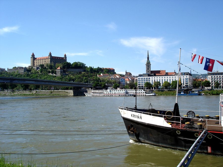 Panorama von Bratislava an der Donau mit Flussschiffen und Bratislavaer Burg