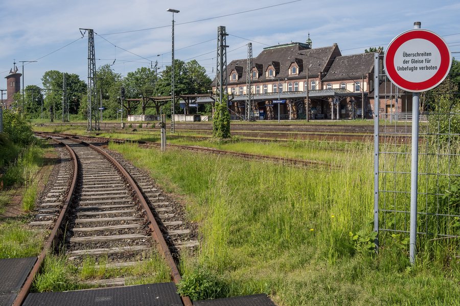 Bahnhof Brake (Unterweser) mit Hafengleis und Marienkirche (2026)