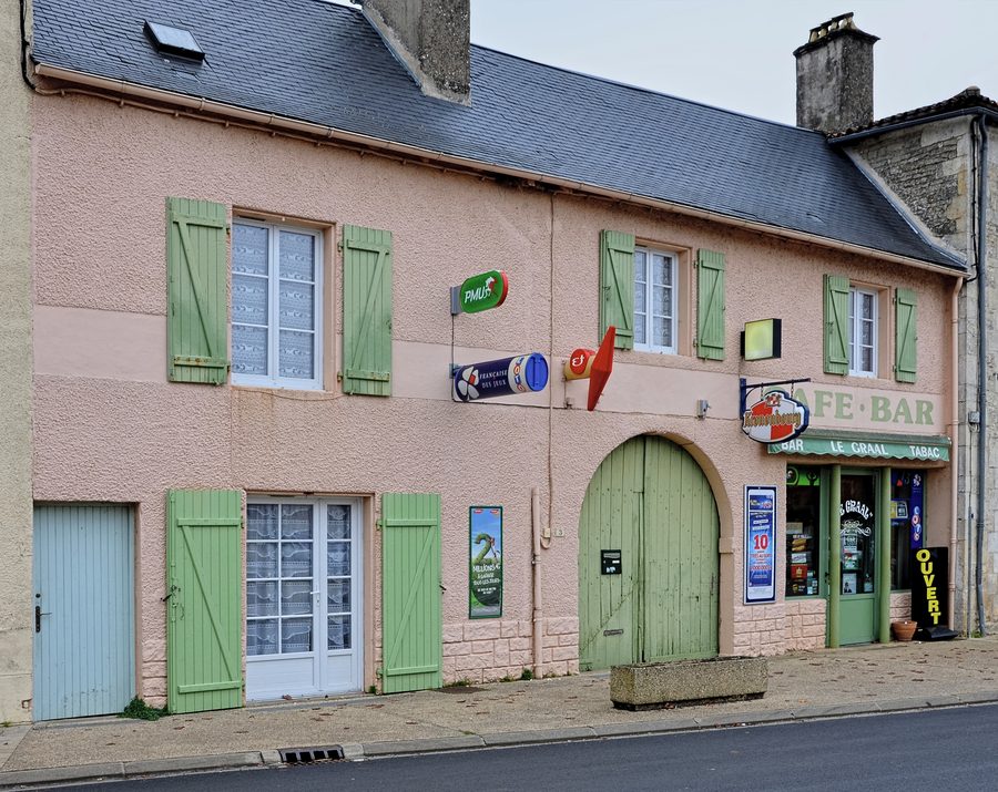 Café and tobacconist's in Sommières-du-Clain, Vienne, France