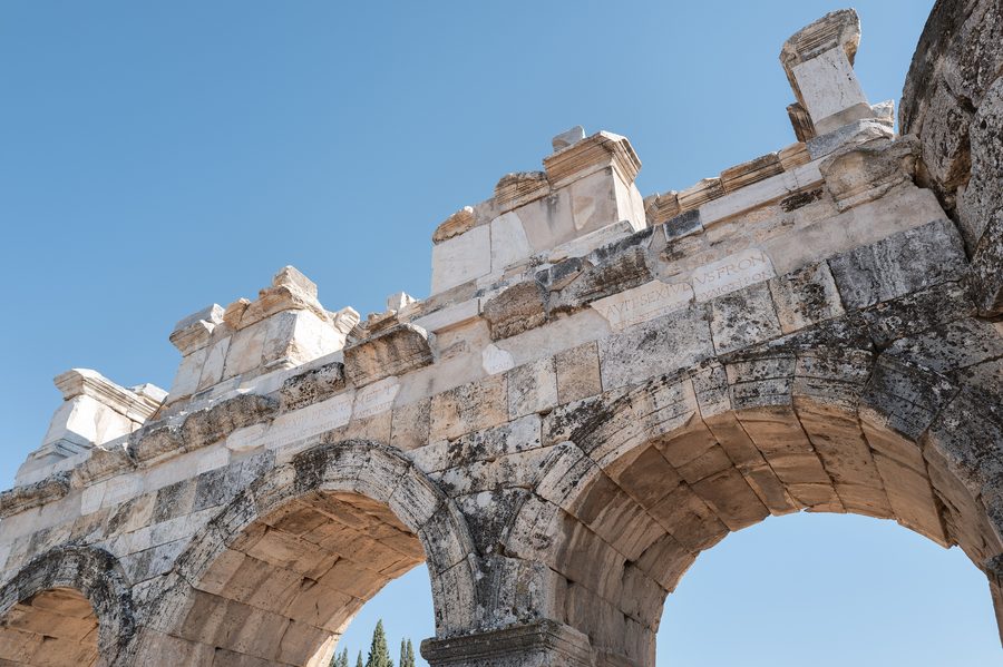 Frontinus-Tor in der antiken Ruinenstadt Hierapolis bei Pamukkale